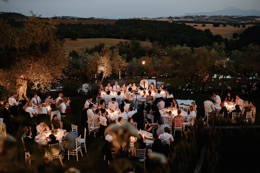 Romantica cena in giardino a lume di candela