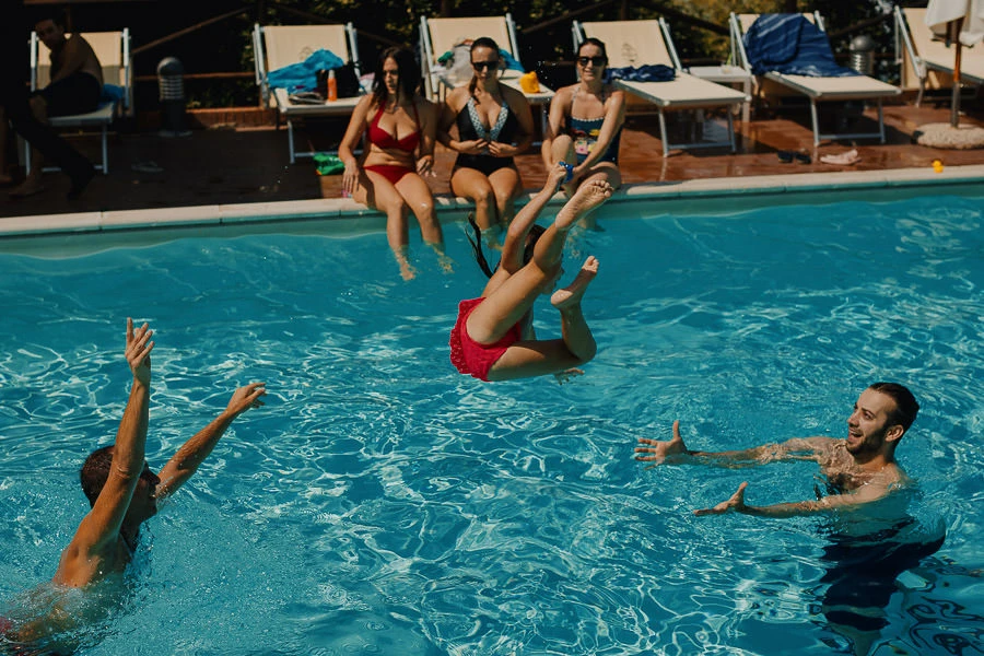 Matrimonio in piscina a Villa Parisi