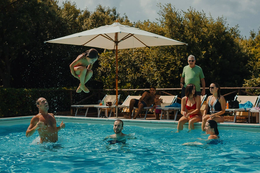 Matrimonio in piscina a Villa Parisi