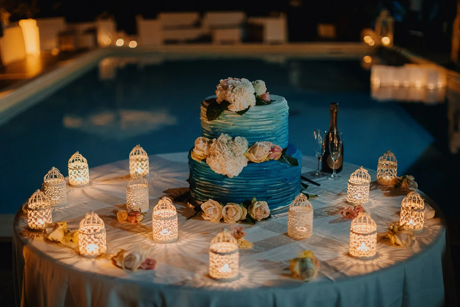 Taglio torta in piscina