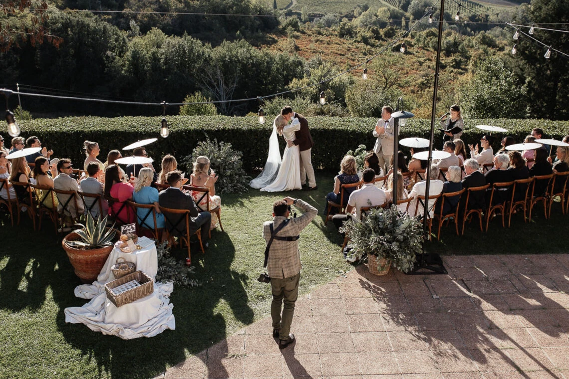 Vincenzo fotografa una coppia di sposi durante la cerimonia di matrimonio in Toscana