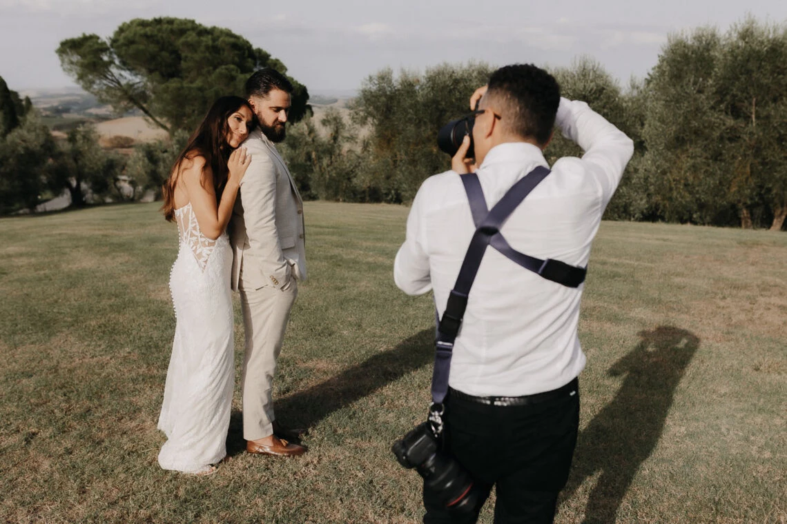 Vincenzo durante una sessione fotografica di matrimonio in Toscana